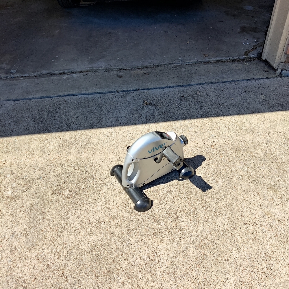 Desk exercise machine - Picture 5 of 8